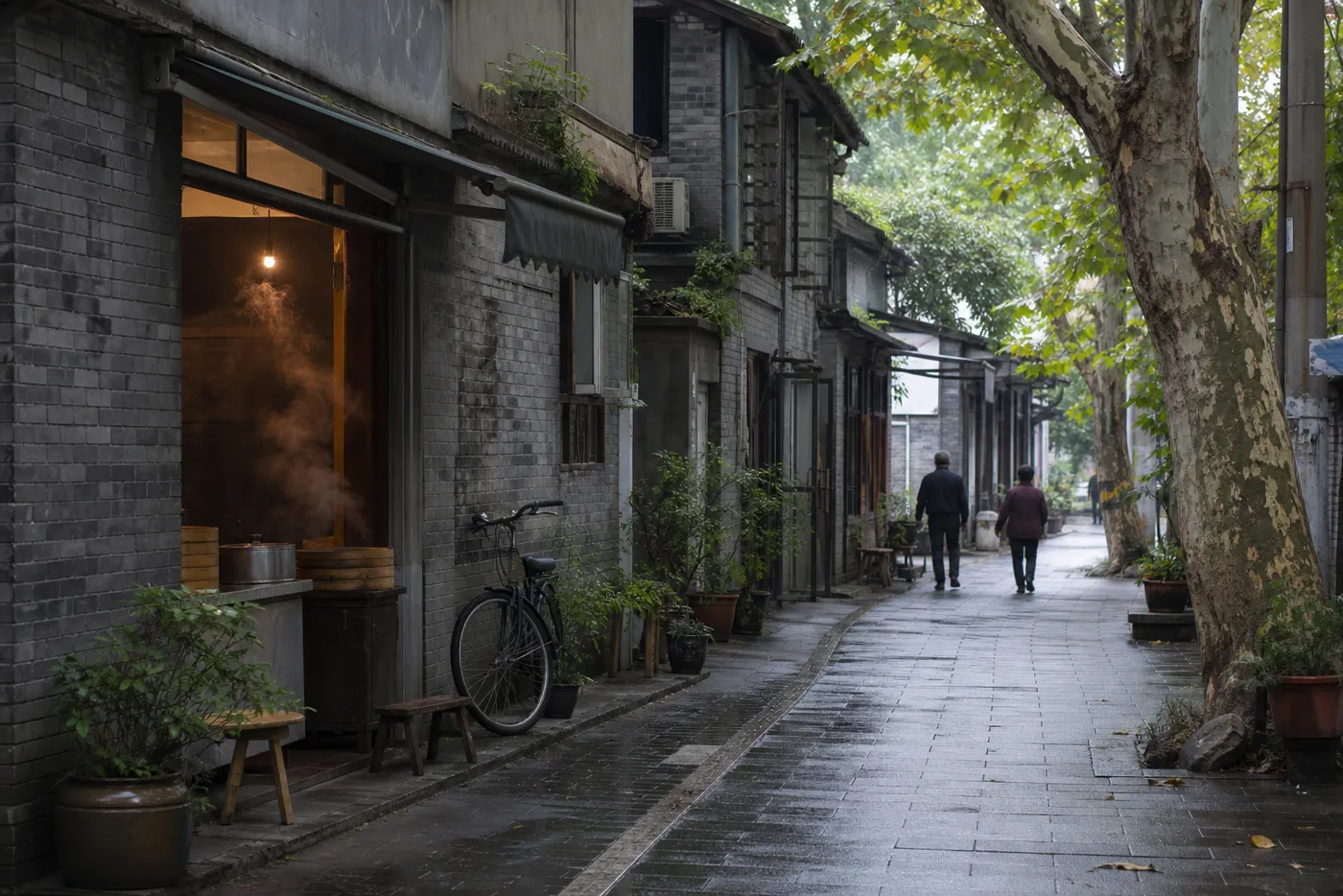 成都老街清晨的灰砖、梧桐与早餐热气