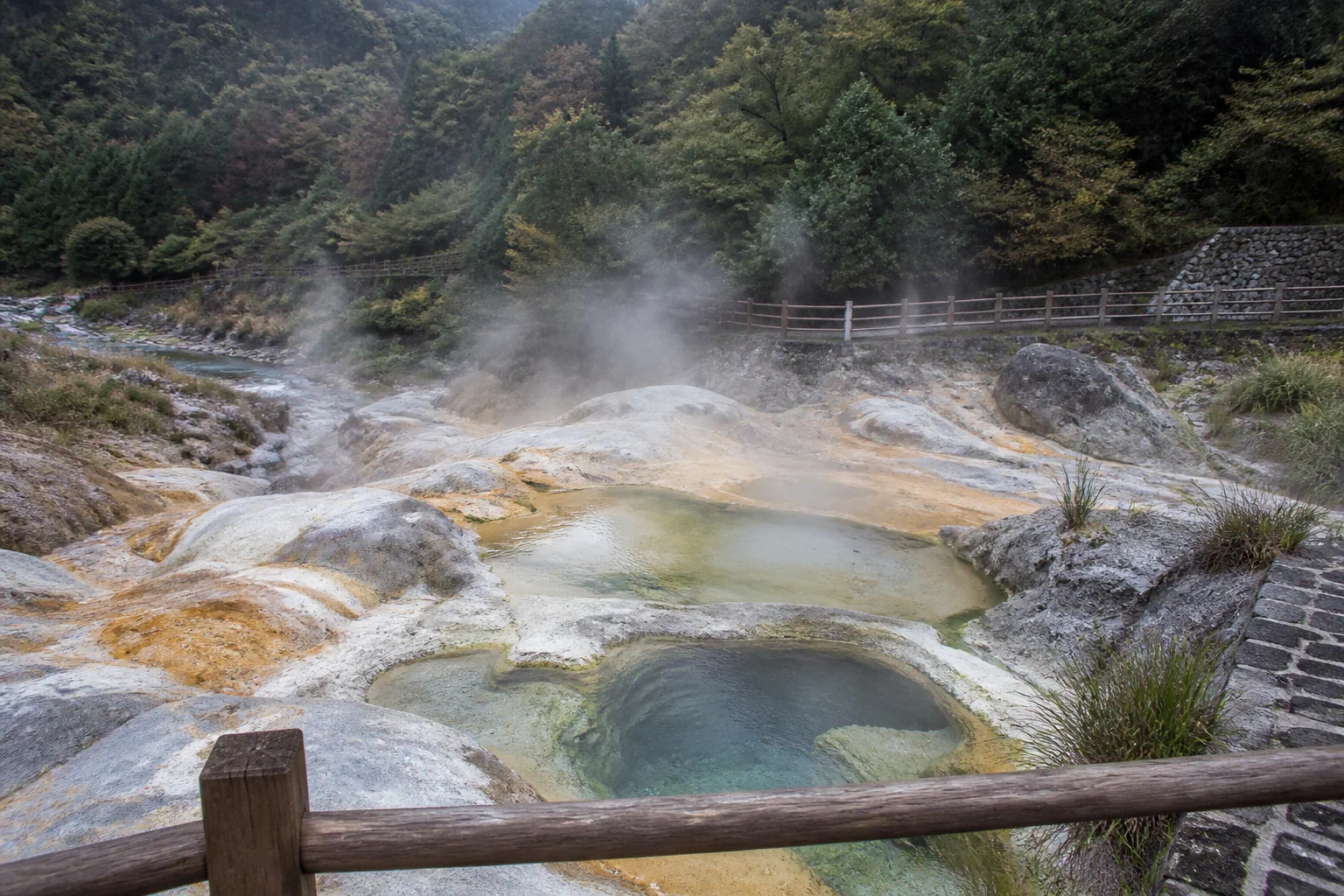 腾冲火山岩、地热蒸汽与森林氛围